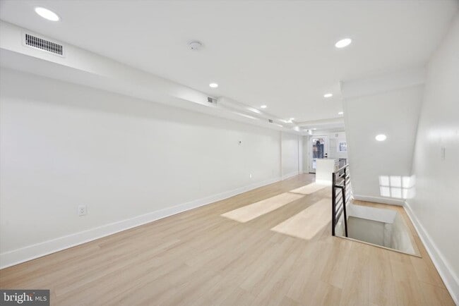 Building Photo - 55 E Sharpnack St