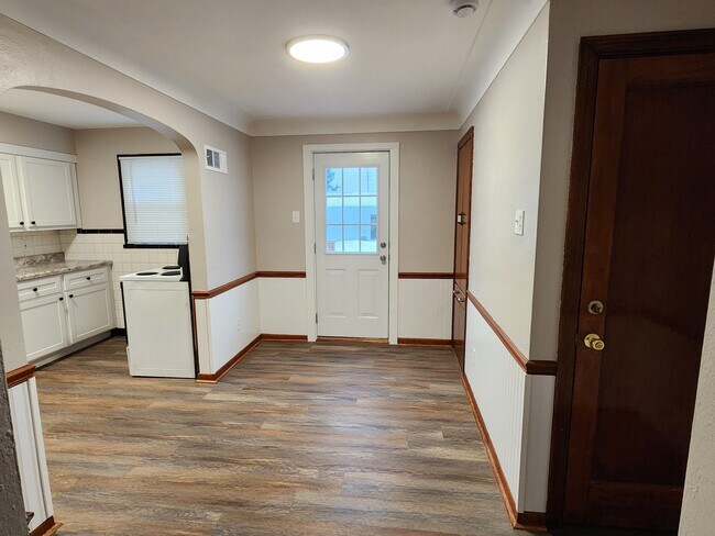 Comedor con puerta del sótano a la derecha. - 13131 East Ln