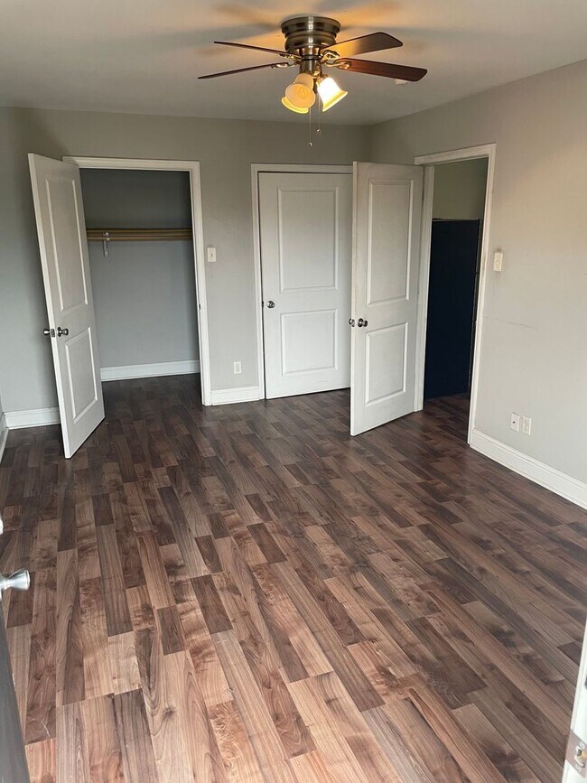 Building Photo - 1BD Corner Unit in Gated Complex, 2 Blocks...