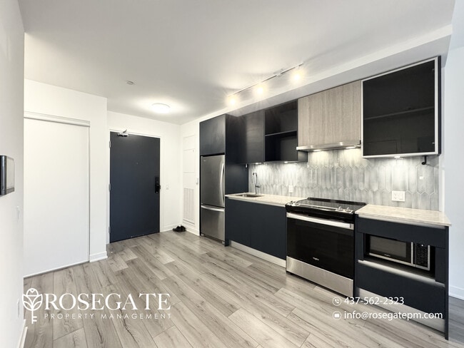 Photo du bâtiment - Modern 1-Bedroom Condo with Balcony & Walk-In Closet in Oakville