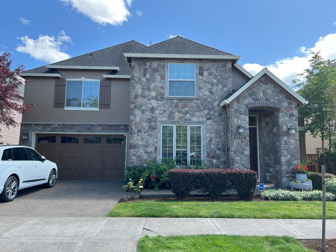 Foto principal - Stunning 4,593 SqFt Retreat with Dual Fire...