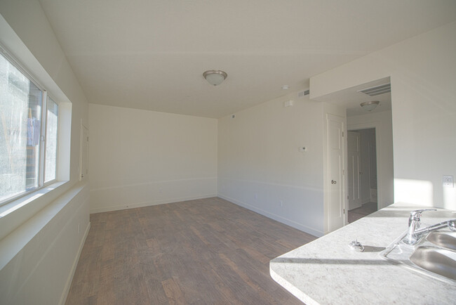 Building Photo - 662 W Meadow Dr