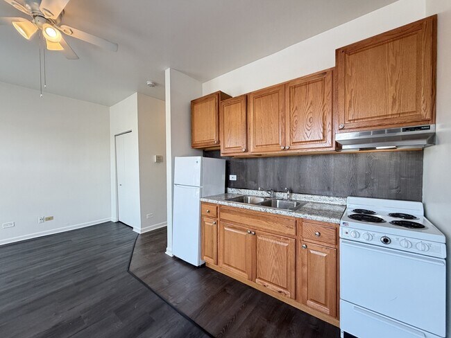 Foto del edificio - 3911 W Irving Park Rd