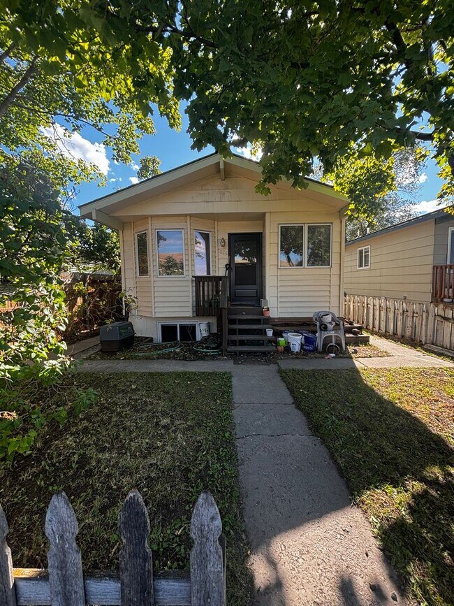 Foto del edificio - 1025 Charlo St