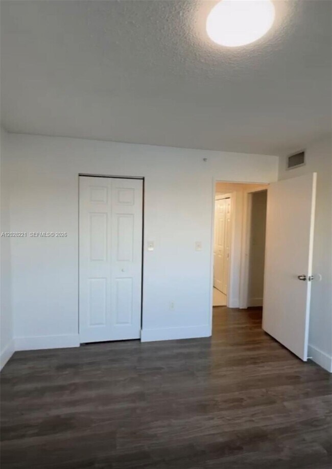 Foto del edificio - 4420 NW 107th Ave