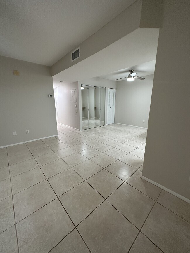 Foto del edificio - 1880 Long Iron Dr