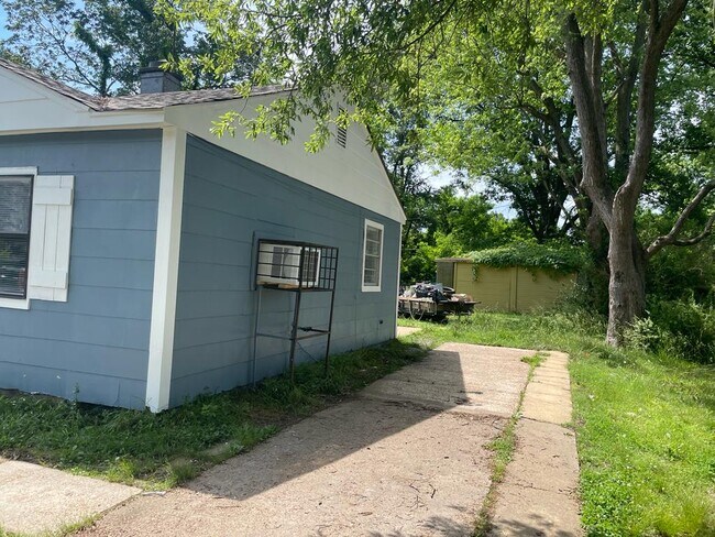 Building Photo - 901 Restbrook Ave