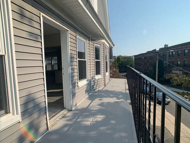 Foto del edificio - No Brokers Fee, Large Unit in Allston Central Heat/AC, In-Unit Laundry, Parking for Rent
