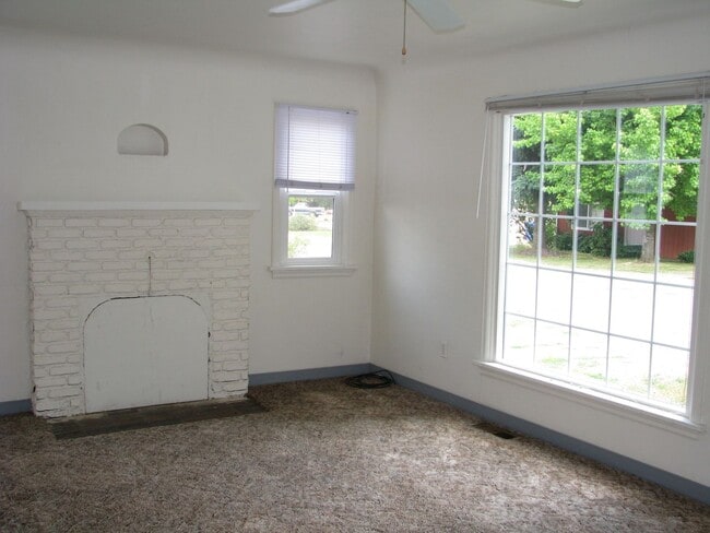 Building Photo - Three Bedroom House in South Salem
