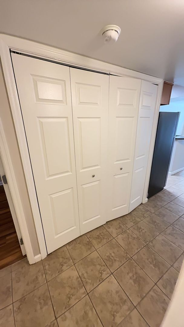 Foto del edificio - January 2026 (18-month lease) or FALL 2026 (12-month lease) $3,300/month for ENTIRE UNIT! Great l...