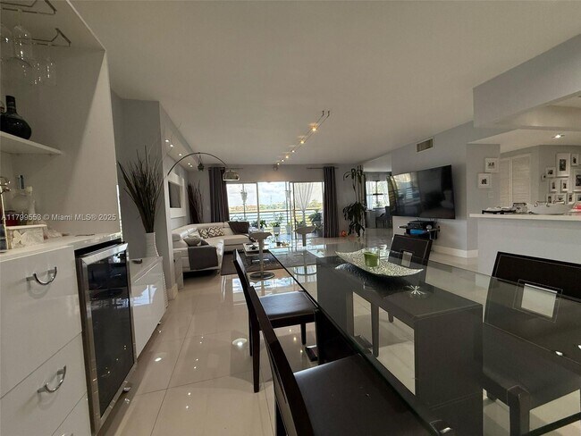 Foto del edificio - 471 Ives Dairy Rd