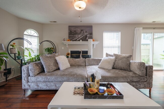 Building Photo - MOVE IN READY 2 Bedroom in the Heart of Vi...
