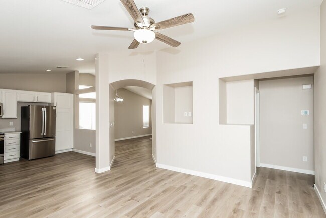 Building Photo - 724 Cozy Canyon Dr
