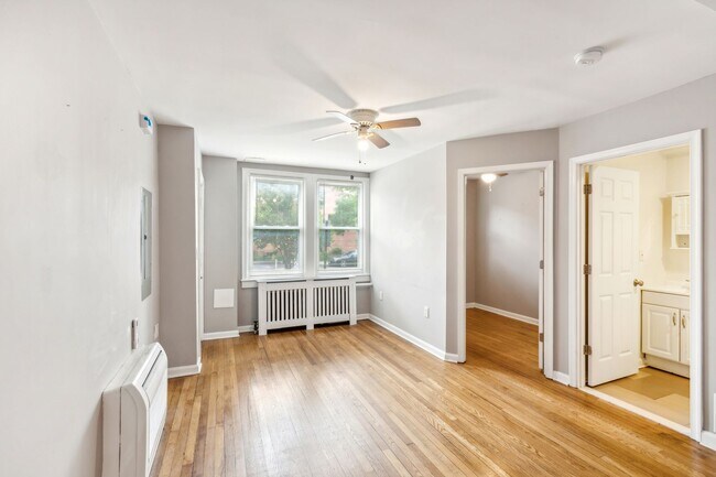Foto del edificio - Wonderful! 2BR/1bth home in Columbia Heights. Nice Yard & Parking!!!