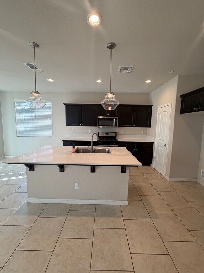 Foto del edificio - Nice home for rent in gated community in Tulare!