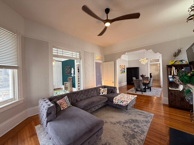 Foto del edificio - Spacious 4bed/ 3bath home located in the heart of Uptown - Partially furnished ***