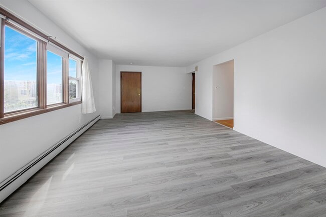 Building Photo - 180 W 22nd St