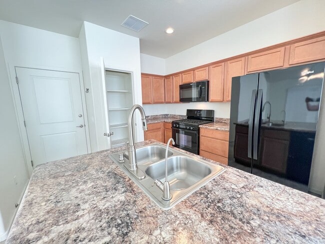Building Photo - 1735 Pinon Dr