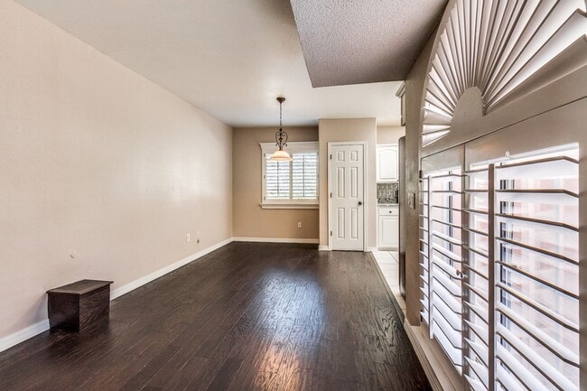 Building Photo - Amazing Tri-Level Westside Rental Home w/ ...