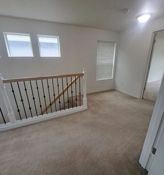 Foto del edificio - "Charming 3-Bed Oasis with Fireplace & 2.5 Baths on Royalstar Ave, Hillsboro!"