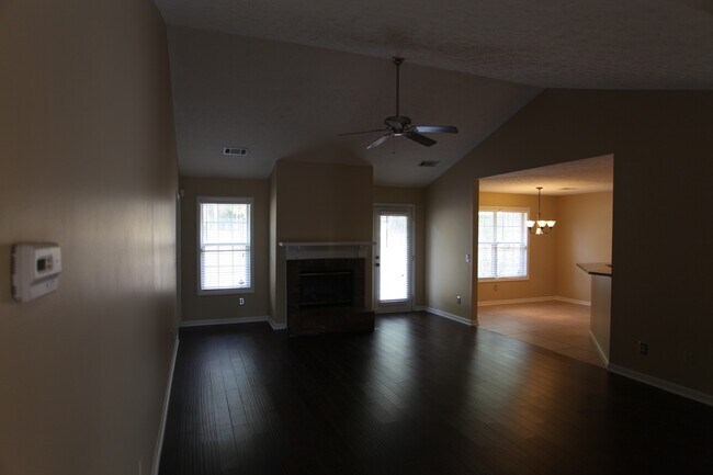 Foto del edificio - Beautiful 4-Bedroom, 3-Bath Home with Gara...