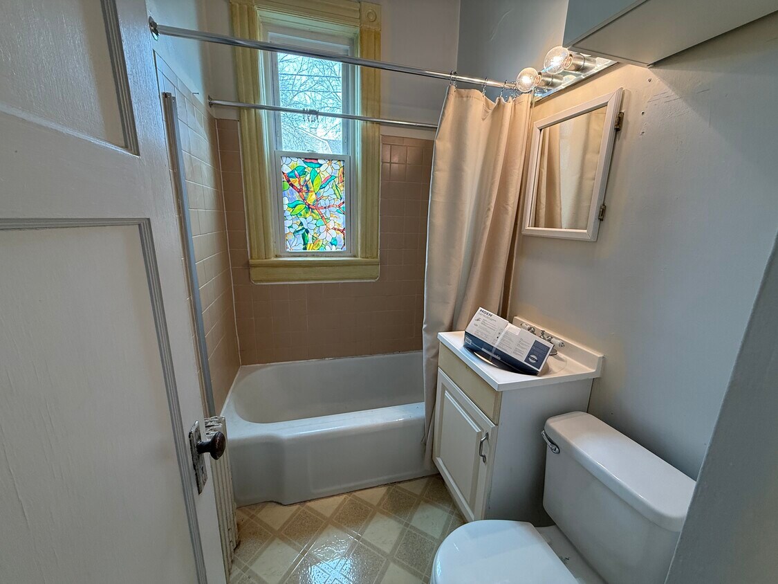 Building Photo - 1823 E Bradford Ave