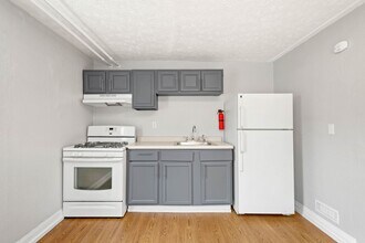 Building Photo - 831 Hall St