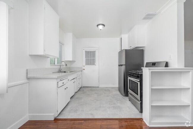 2BR, 1BA - 950SF - Kitchen - Edison Triangle