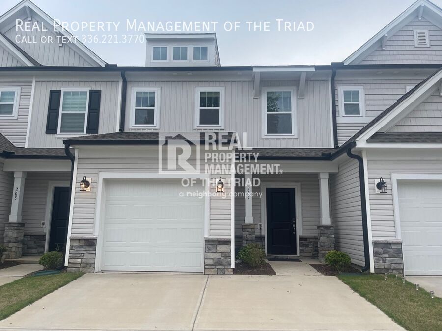 Primary Photo - 207 Solacium Ln