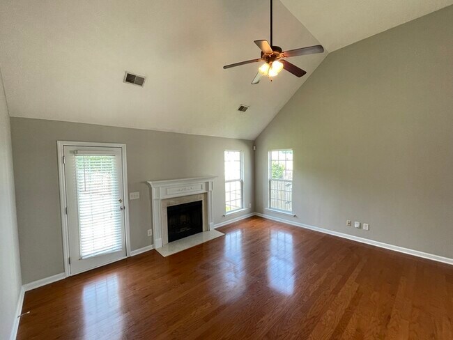 Building Photo - Vantage Point home with 3 bedrooms, 2 bath...