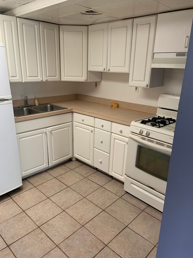 kitchen - 859 Cleveland Ave