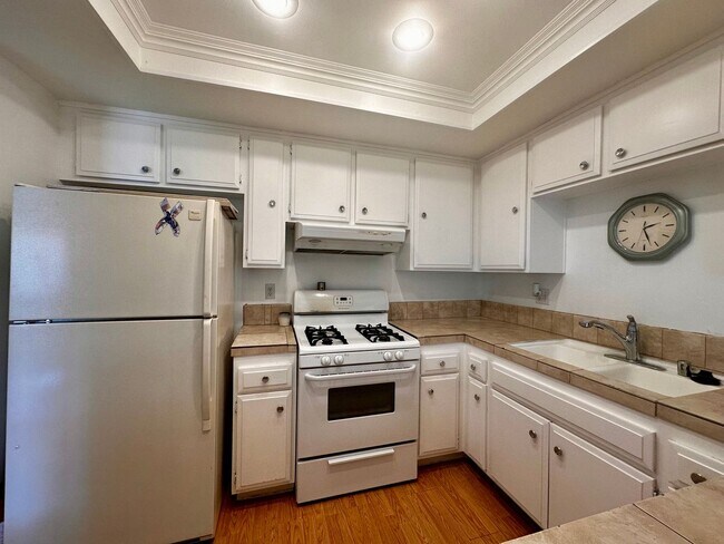 Building Photo - AVAILABLE NOW!! 3 Bedroom 2 Bath Condo in ...