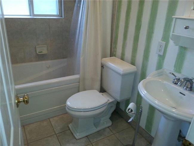 Building Photo - 2417 Chesley Dr