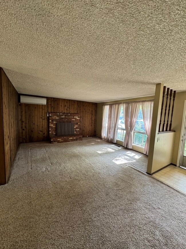 Building Photo - Myrtle Creek 3 bedroom home with garage