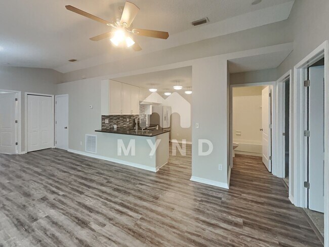 Building Photo - 4402 Venice Dr