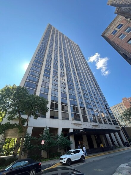 Building Photo - 2650 N Lakeview Ave