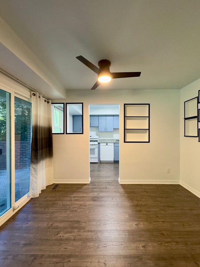 Building Photo - Charming and Spacious One Bedroom in Homeland Southway!