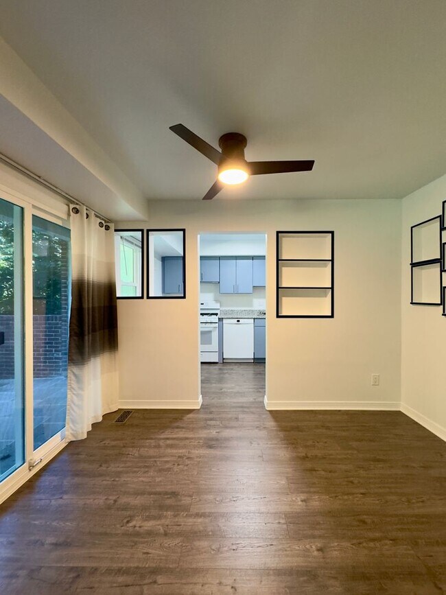 Foto del edificio - Charming and Spacious One Bedroom in Homeland Southway!