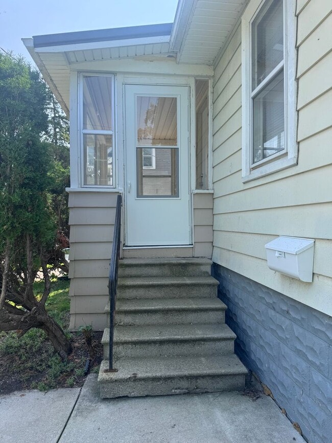 Building Photo - 2BD/1BA Single Family Home near Downtown Fond Du Lac!