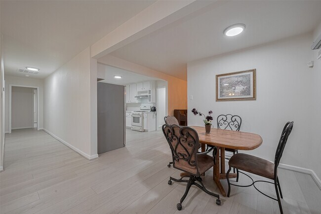 Foto del edificio - 8715 Guinevere St