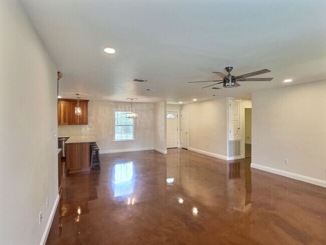 Foto del edificio - 3 BD Home with 30 x 40 Shop with Four 10 x...