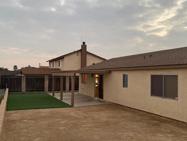 Foto del edificio - Single Story Upgraded Home in Fontana