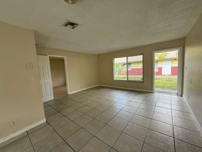 Foto del edificio - 1104 NW 8th Ave