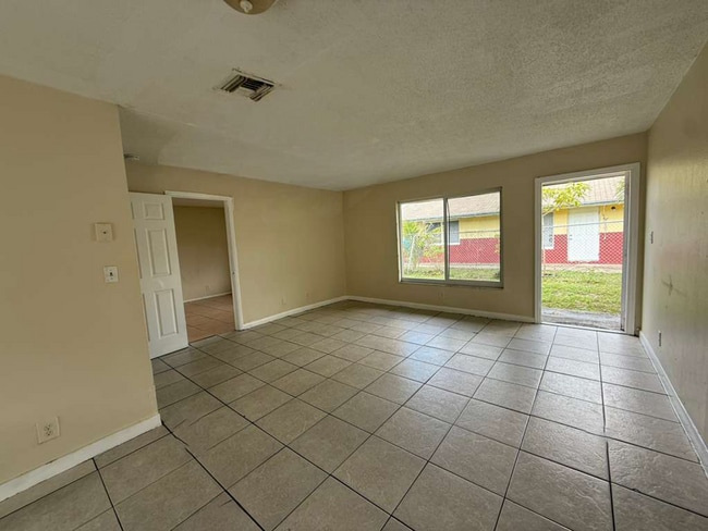 Building Photo - 1104 NW 8th Ave