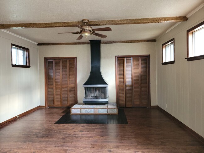 Foto del edificio - "Spacious 3-Bed Haven with Hardwood Floors in Huntsville – 2115 Sq Ft of Comfort!"