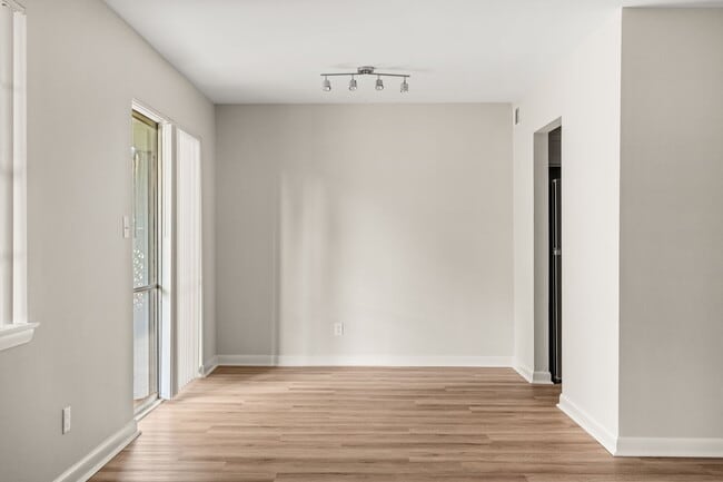 Building Photo - Breeze Apartments
