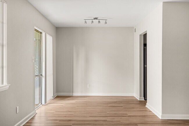 Foto del edificio - Breeze Apartments