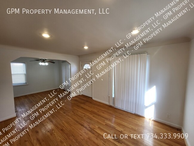 Building Photo - Gorgeous Home in Allen Park!