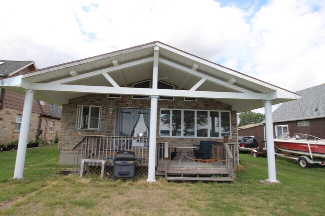 Building Photo - 2168 River Rd