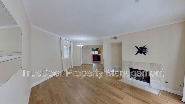 Building Photo - 2253 Martin